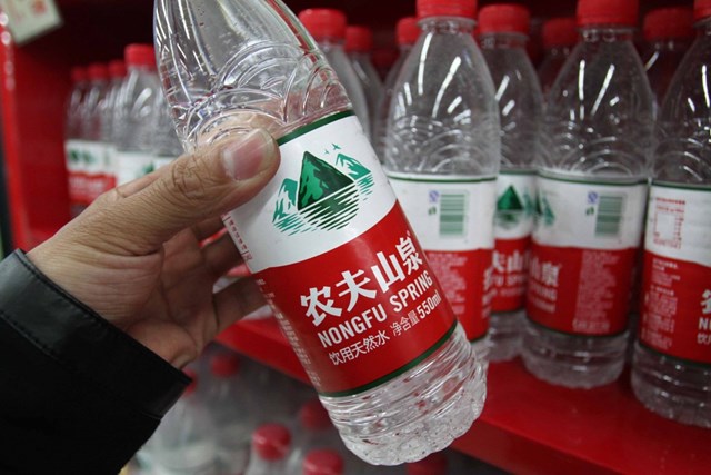 Nước đ&oacute;ng chai nắp đỏ Nongfu Spring được b&aacute;n phổ biến khắp Trung Quốc. Ảnh: AFP.